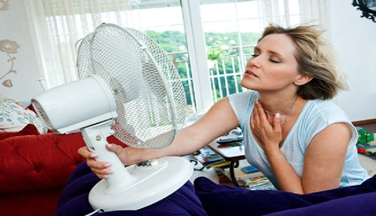 Không nên bật quạt mạnh, thổi gió trực tiếp vào người