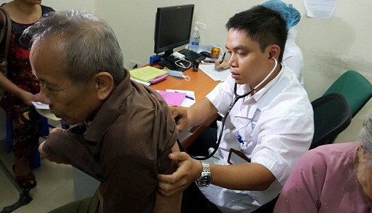 Người dân Việt Nam đang bỏ tiền túi chi cho y tế cao gấp 3 lần thế giới