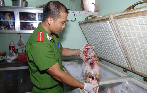 Phát hiện hơn 1 tấn thực phẩm đông lạnh bốc mùi không rõ nguồn gốc