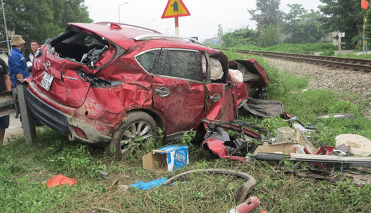 Tàu hỏa tông ô tô, hai người bị thương nặng