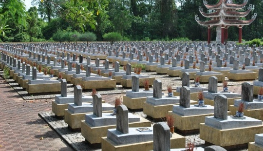 Em nằm đâu giữa những ngôi mộ giống nhau