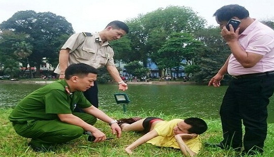 Ngăn chặn nam thanh niên có hành động kỳ quặc tại Tháp Rùa