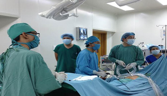 Phẫu thuật thành công cho bệnh nhân bị bỏ quên kim khâu trong bụng 15 năm