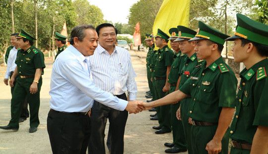 Phó Thủ tướng Trương Hòa Bình thăm và tặng quà Bộ đội Biên phòng tỉnh Long An