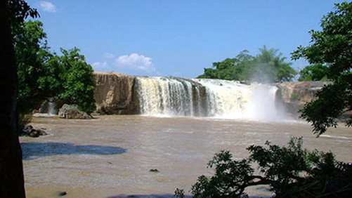 Trèo lên mỏm đá chụp ảnh, một người mất tích