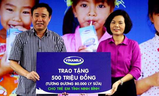 Vinamilk và Quỹ sữa Vươn cao Việt Nam năm 2016 trao tặng sữa cho 40.000 trẻ em ở 40 tỉnh thành trên cả nước