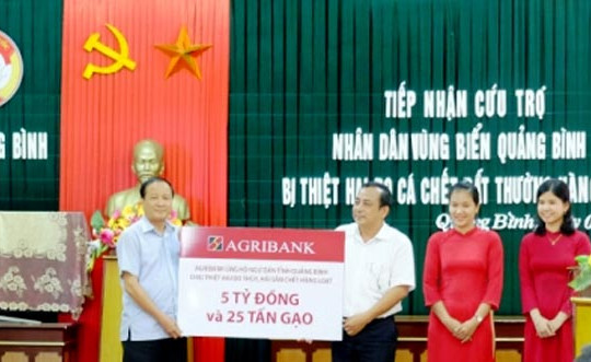 Agribank trao 5 tỷ đồng và 25 tấn gạo hỗ trợ ngư dân