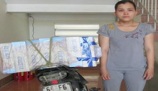 Bắt giữ đối tượng vận chuyển 500 gói thuốc lá lậu
