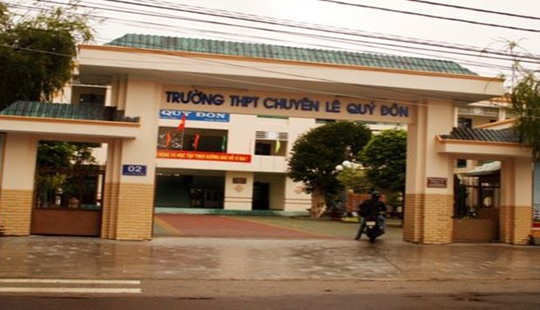 Học sinh được huy chương vàng Olympic treo cổ tại nhà riêng