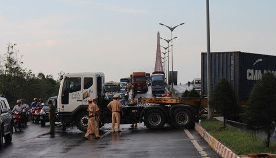 Xe container “đại náo”, kẹt xe kinh hoàng trên cầu Cần Thơ
