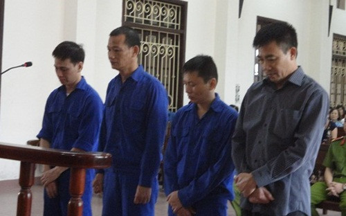 Đút túi 150 triệu, 4 cán bộ Quản lý thị trường lĩnh án
