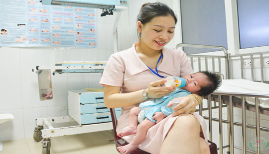 Hàng trăm người muốn nhận nuôi bé sơ sinh bị bỏ rơi tại bệnh viện
