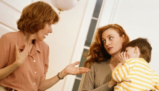 "Lợi dụng" ông bà để chăm cháu là "sự bóc lột trá hình"?