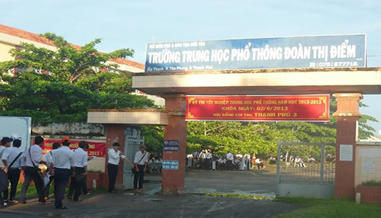 Nữ sinh trường THPT Đoàn Thị Điểm đánh nhau