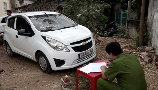 Lên cơn ngáo đá, nam thanh niên phá xe ô tô hàng xóm