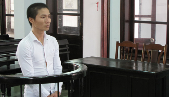 Cầm kim tiêm dính máu đe dọa cướp tài sản