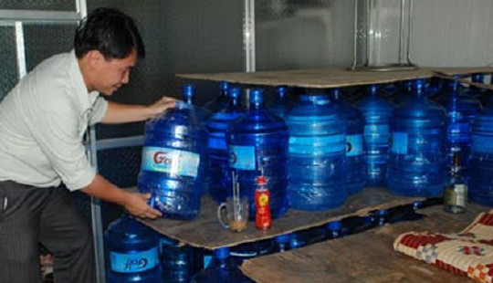 Thêm 7 cơ sở nước uống đóng chai vi phạm ATTP tại Hà Nội