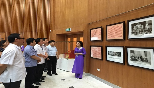 Triển lãm“Chủ tịch Hồ Chí Minh với các kỳ bầu cử đại biểu Quốc hội và HĐND các cấp”