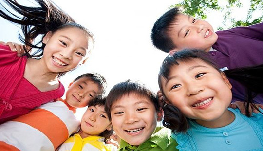 Dạy con cách trao yêu thương ngay từ nhỏ