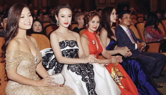 Rời Cannes, Angela Phương Trinh rạng rỡ ở Tuần phim Việt Nam tại Czech