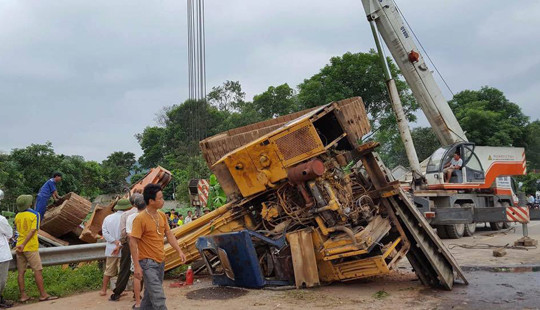 Đâm vào lan can, xe đầu kéo lật ngang trên đường