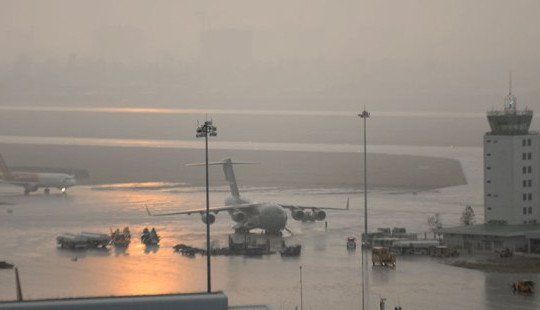 US Air Force hạ cánh xuống sân bay Tân Sơn Nhất trong mưa lớn