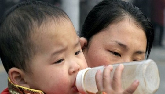 Tin tức 24h về sức khỏe: Hàng trăm trẻ sưng mắt, chảy máu mũi nghi do dùng sữa giả