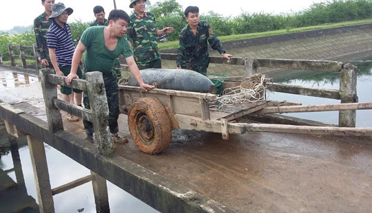 Nạo vét hồ cá phát hiện quả bom nặng hơn 3 tạ