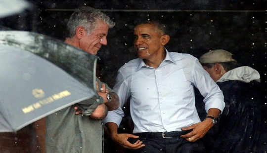 Tổng thống Obama tìm mua cốm trước khi rời Hà Nội
