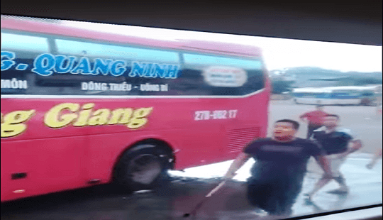 Clip tài xế xe khách bị nhóm thanh niên tấn công hội đồng trong bến xe