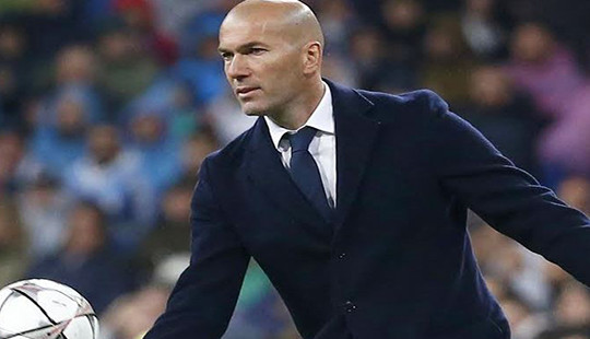 Zidane tiếp tục… rách?