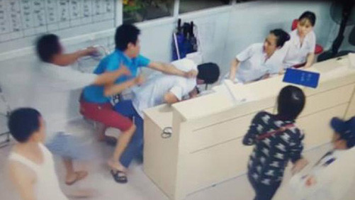 Không đồng ý việc khám bệnh, bố bệnh nhi hành hung y, bác sỹ