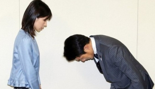 Nhật Bản: Nữ nghị sĩ tiết lộ từng bị nam đồng nghiệp cưỡng hôn