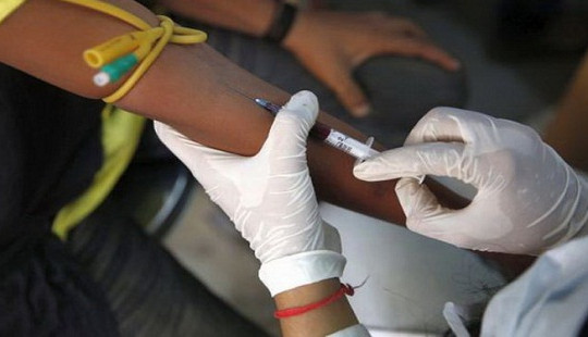 Tin tức 24h về sức khỏe: Hơn 2.000 người Ấn Độ nhiễm HIV do truyền máu