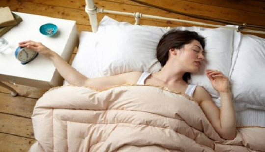 Những người ngủ nướng dễ bị ung thư ruột