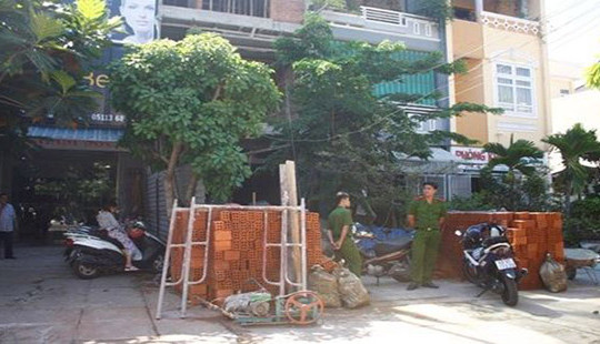 Rơi từ giàn giáo công trình, 1 công nhân tử vong