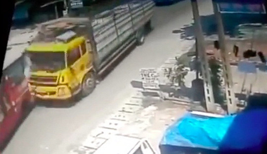 Tin tức giao thông 24h: Xe tải nổ lốp đâm xe buýt làm 6 người bị thương