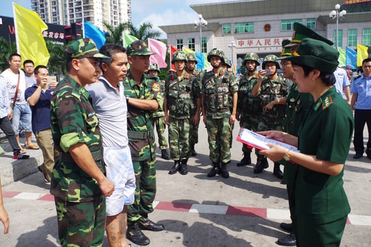 Bắt đối tượng giết người, hiếp dâm trốn nã sang Trung Quốc