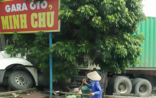 Container đâm hàng loạt nhà dân, nhiều người hốt hoảng tháo chạy
