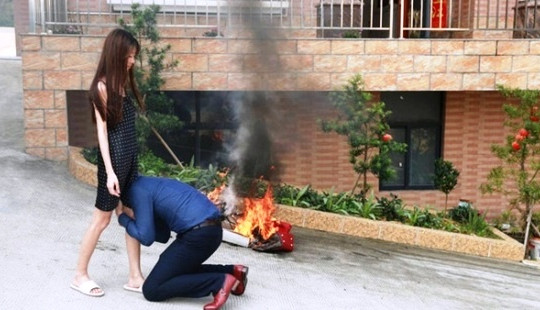 Vợ trẻ đốt đồ hiệu đòi ly hôn, chồng đại gia quỳ gối xin nghĩ lại
