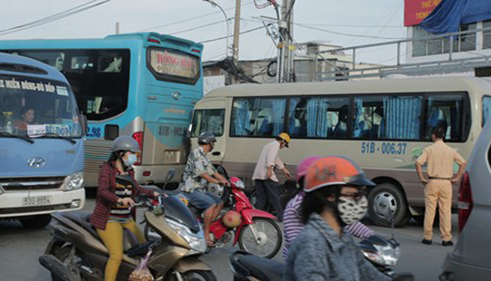 Gần 100 hành khách la hét, kêu cứu trong hai xe khách