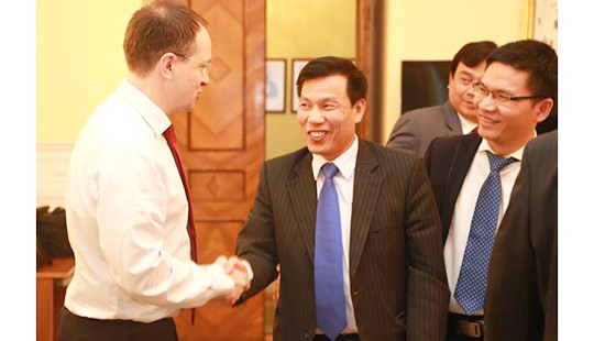 Bộ trưởng Nguyễn Ngọc Thiện làm việc với Bộ trưởng Văn hóa Nga