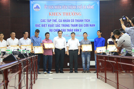 Vụ chìm tàu trên sông Hàn: Khen thưởng các cá nhân và tập thể