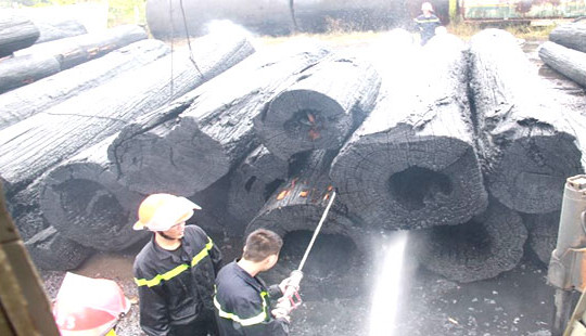 Cháy bãi tập kết gỗ thiệt hại hàng tỷ đồng