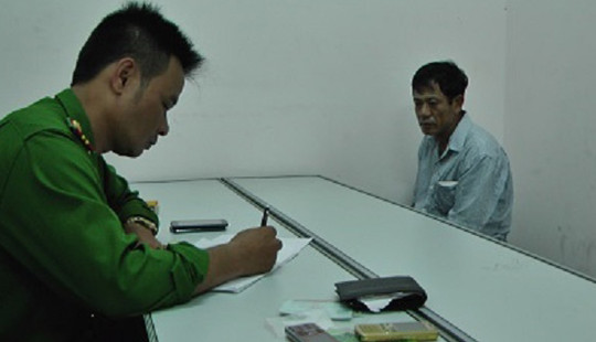 Bắt con nghiện đang “giao dịch” ma túy với con nghiện