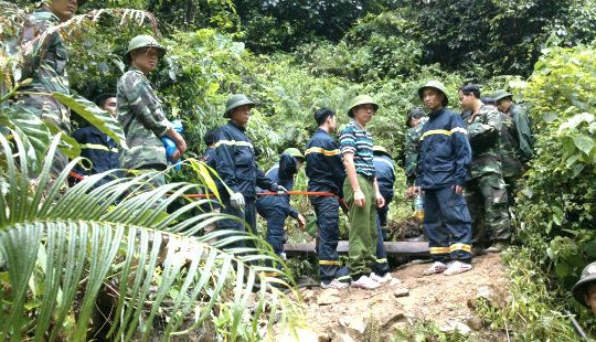 Đưa thi thể nạn nhân thứ 2 vụ ngạt khí hầm vàng ra ngoài