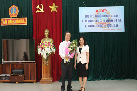 Bổ nhiệm Phó Chánh án TAND tỉnh Gia Lai và trao Huân chương Lao động hạng nhì