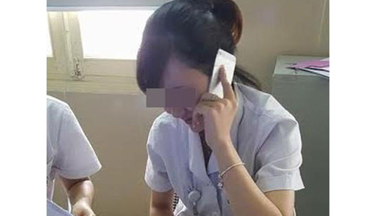 Yêu cầu xác minh thông tin “Dân xếp hàng chờ nhân viên BV Bạch Mai buôn điện thoại”