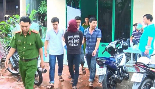 Phi tang ma túy vào toilet khi thấy Cảnh sát