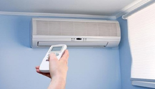 Nằm điều hòa nhiều trẻ em có bị méo mồm, liệt mặt?